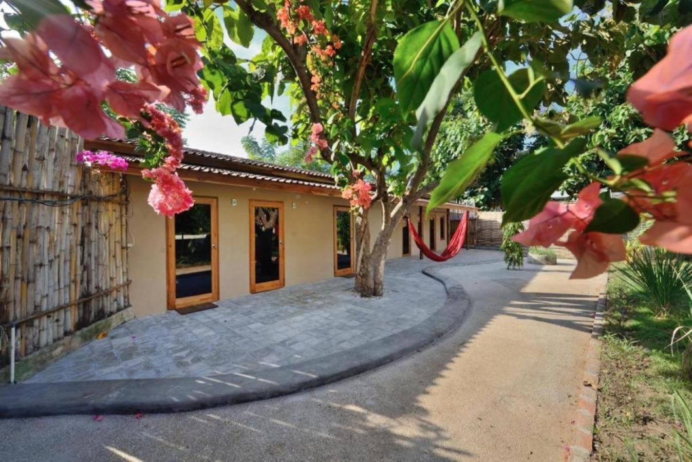 Jati Village, Party Hostel And Bungalows Гілі-Траванган Екстер'єр фото